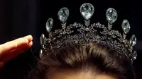 Model mengenakan aquamarine and diamond tiara by Faberge di balai lelang Christie, London, Inggris, Selasa (9/4). Berlian langka yang ditaksir berharga Rp 3,2-4,8 M ini akan dilelang di Geneva Magnificent Jewels pada 15 Mei mendatang. (AP Photo/Kirsty Wigglesworth)