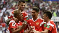 Gelandang Rusia, Yuri Gazinskiy, merayakan gol ke gawang Arab Saudi pada laga Grup A Piala Dunia di Stadion Luzhniki, Moskow, Kamis (15/6/2018). Dirinya merupakan pencetak gol perdana pada Piala Dunia 2018. (AFP/Alexander Nemenov)