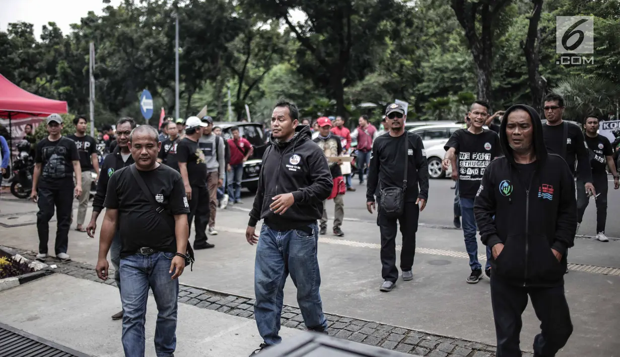 Pekerja SP JICT dan Pelabuhan Indonesia melakukan aksi di Kementerian BUMN, Jakarta, Rabu (27/2). Mereka menuntut pengelolaan aset publik pelabuhan petikemas terbesar di Indonesia, JICT, tidak diserahkan kembali ke Hutchison. (Liputan6.com/Faizal Fanani)
