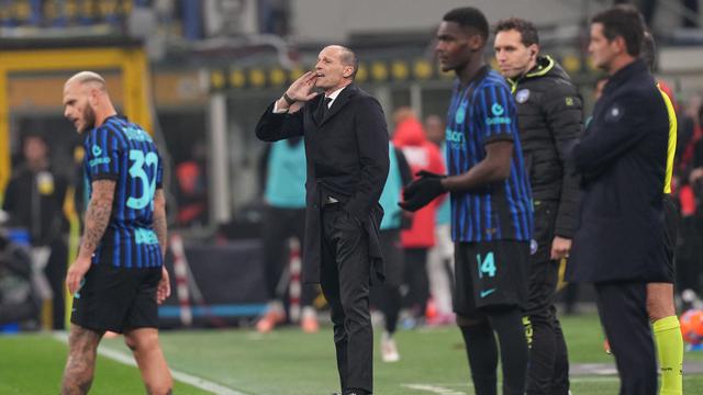 Massimiliano Allegri memberikan instruksi pada skuad AC Milan saat berduel lawan Inter Milan di pekan ke-12 Serie A 2025/2026 di Giuseppe Meazza, Senin (24/11/2025) dini hari WIB (AP Photo/Antonio Calanni)