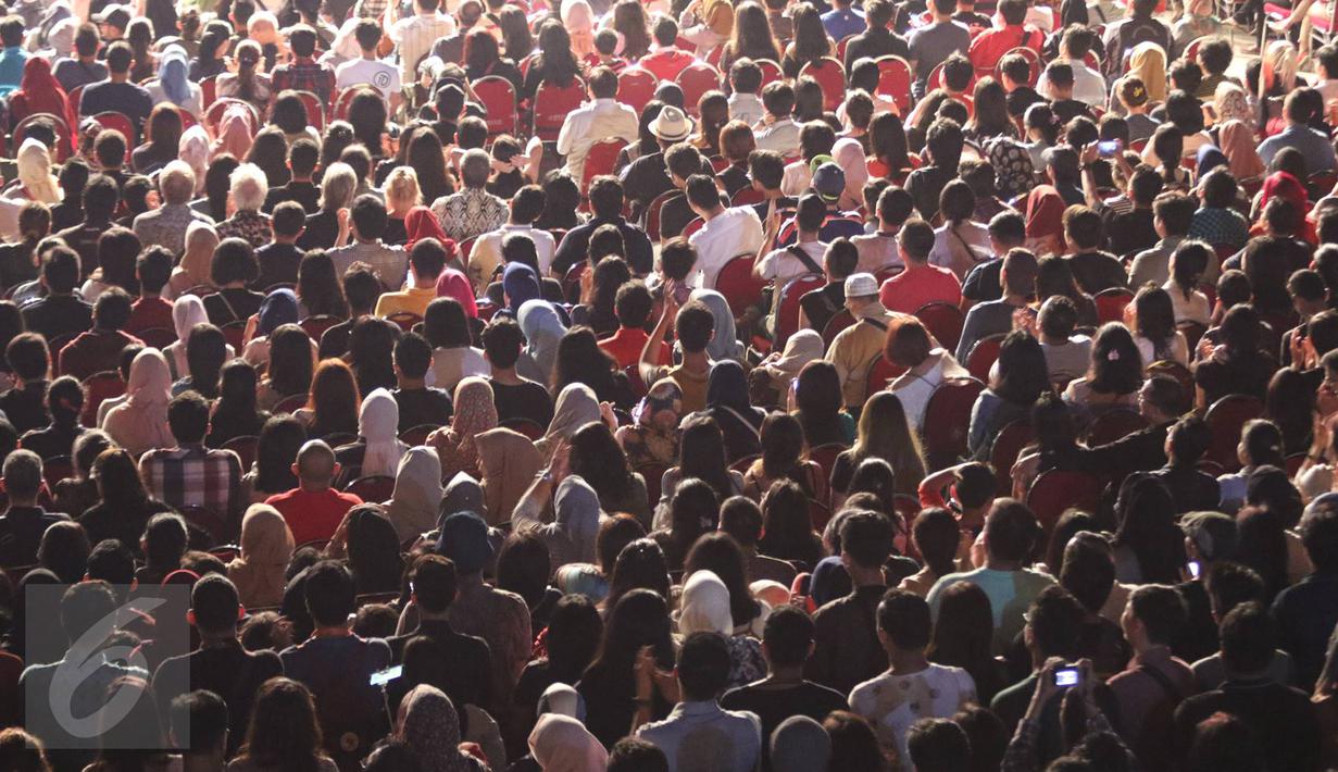 Penonton menyaksikan penyanyi Tompi pada pagelaran musik BNI Java Jazz Festival 2017, Jakarta, Jumat (3/3). Tompi membawakan sejumlah lagu, seperti Sedari Dulu, Bawa Daku, Tak Pernah Setengah Hati. (Liputan6.com/Immanuel Antonius)