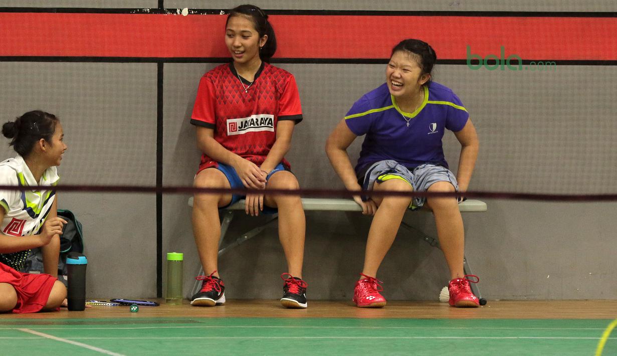 Para atlet putri menikmati waktu istirahat saat berlatih di GOR PB Jaya Raya, Pd. Sawah Indah, Sawah Lama (23/3/2018). PB Jaya Raya tengah menyiapkan diri untuk kejuaraan Junior Grand Prix 3-8 April 2018. (Bola.com/Nick Hanoatubun)