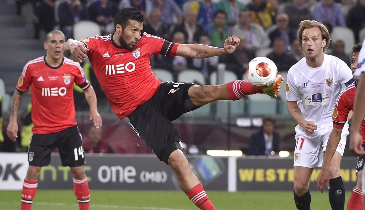 Ezequiel Garay. Bek tengah Argentina yang kini berusia 35 tahun dan telah pensiun pada Juli 2021 bersama Valencia ini adalah incaran Manchester United jauh sebelum hadirnya Sergej Milinkovic-Savic. Setan Merah tertarik mendatangkannya sejak ia masih membela Benfica pada 2011/2012 hingga 2013/2014 dan mendapat saingan dari tim sekota Manchester City. Hingga akhirnya pensiun, kedua klub tak pernah mendapatkan sang pemain. (AFP/Marco Bertorello)