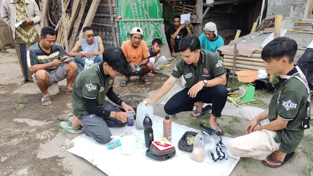 Kelompok 77 KKN-PPM UMBY melakukan pelatihan terhadap warga dusun Karanglo