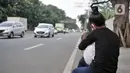 Penyandang Masalah Kesejahteraan Sosial (PMKS) menunggu warga memberikan sedekah di pinggir jalan, Jakarta, Rabu (13/5/2020). Menjelang sore, sejumlah PMKS mulai bermunculan di pinggir jalan raya Ibu Kota. (merdeka.com/Iqbal S. Nugroho)