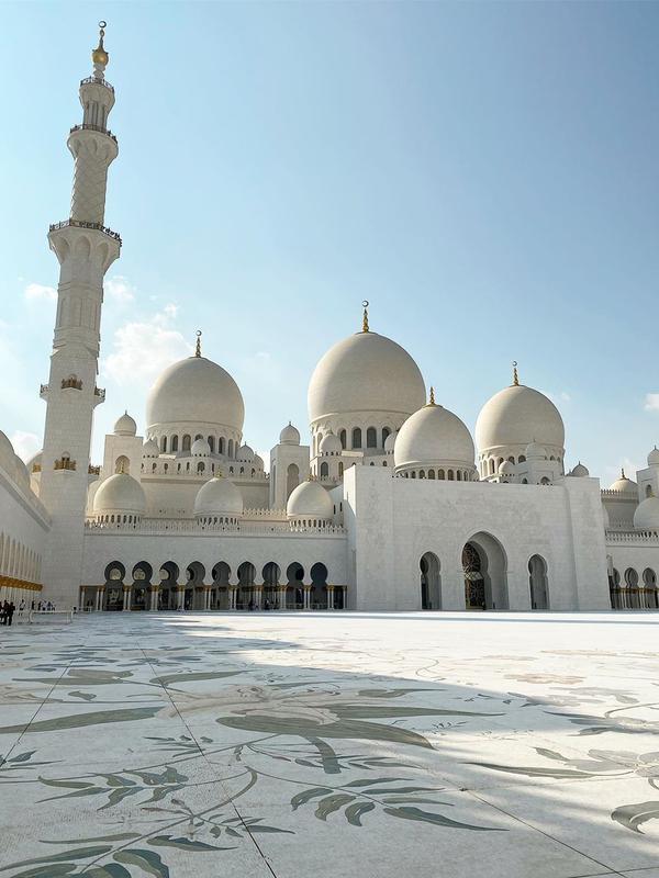 Raline Shah selama di Masjid Agung Sheikh Zayed Abu Dhabi, Uni Emirat Arab. (Instagram @ralineshah)