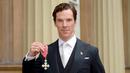 Banyak karya yang sudah dihasilkan Benedict Cumberbatch. Hal itu pun jadi perhatian Ratu Elizabeth II. Karena itu, ia mendapat kehormatan untuk datang ke Istana Buckingham serta menerima penghargaan. (AFP/Bintang.com)