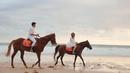 Pemain sitkom Tetangga Kok Gitu? asyik menikmati pinggir pantai dengan berkuda usai sang kekasih melamarnya. (Foto: Instagram/@robclintonkardinal)