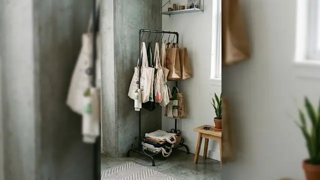 Ide Tempat Menggantung Tas Belanja agar Tidak Menumpuk di Kursi