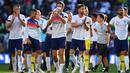 Para pemain Inggris menyapa suporter usai mengalahkan Nigeria pada laga persahabatan di Stadion Wembley, London, Sabtu (2/6/2018). Inggris menang 2-1 atas Nigeria. (AFP/Ben Stansall)