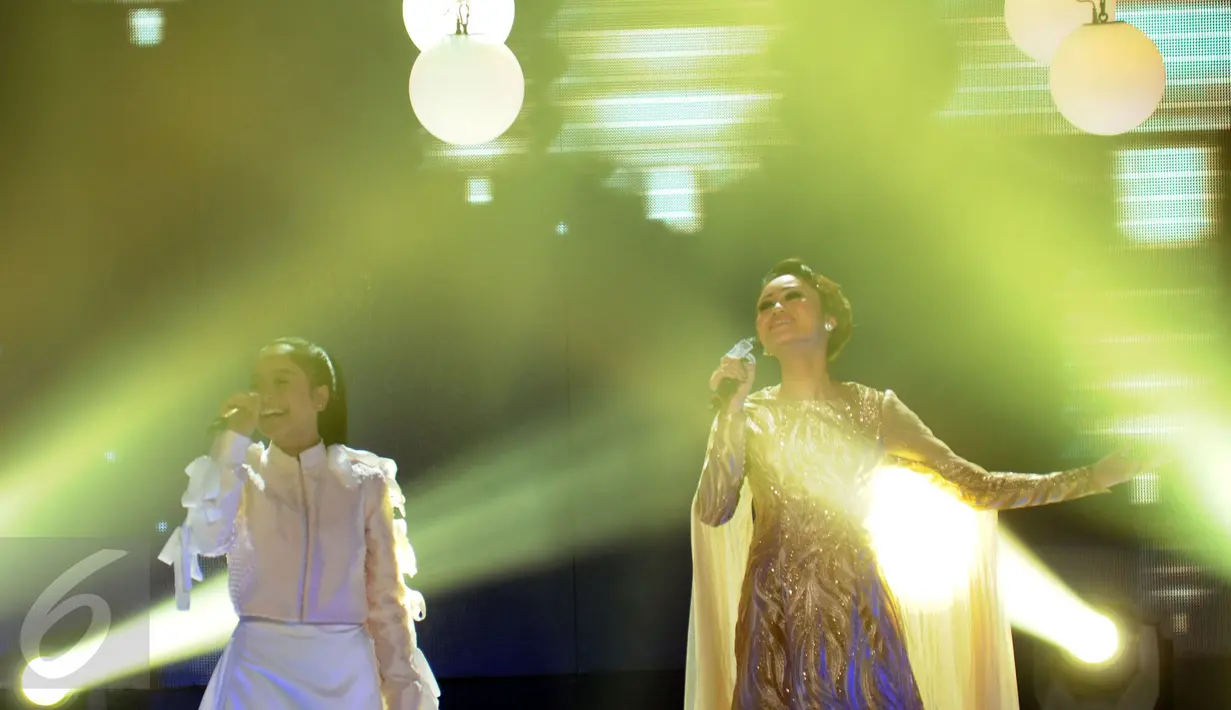 Finalis D'Academy Asia 2, Rani (kanan) saat tampil pada konser kemenangan di Studio 5 Indosiar, Jakarta, Kamis (29/12). Weni berhasil tampil menjadi juara dan Rani harus puas diposisi kedua serta Irsya ditempat ketiga. (Liputan6.com/Helmi Fithriansyah)