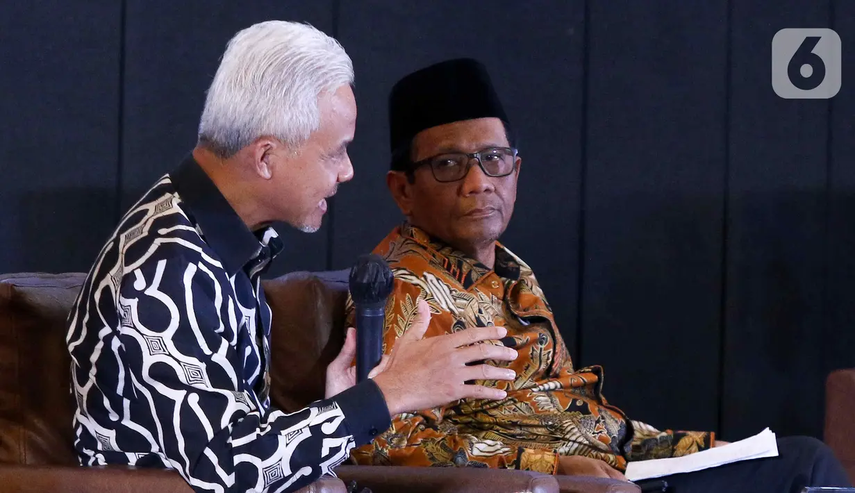 Calon Presiden Ganjar Pranowo bersama Calon Wakil Presiden Mahfud MD di sela acara dialog terbuka bersama Muhammadiyah di Kampus Universitas Muhammadiyah Jakarta (UMJ) Ciputat, Tangerang Selatan, Banten, Kamis (23/11/2023). (Liputan6.com/Herman Zakharia)