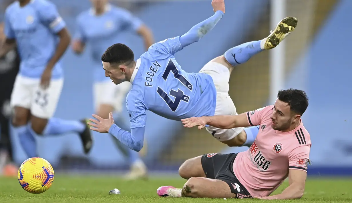 Menerima umpan dari Phil Foden, Zinchenko melepaskan tembakan kaki kiri. Akan tetapi, bola hasil sepakan Zinchenko masih dapat dihentikan penjaga gawang. (Foto: AP/Pool/Laurence Griffiths)