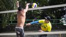 <p>Pemain voli pantai putra Indonesia, Mohammad Ashfiya (kanan) melakukan spike ke daerah Danangsyah Yudistira Pribadi saat latihan persiapan SEA Games 2021 di Padepokan Voli Jenderal Kunarto, Sentul, Rabu (27/04/2022). (Bola.com/Bagaskara Lazuardi)</p>