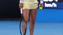Petenis Inggris, Emma Raducanu melihat serangga saat laga Australia Open 2024 melawan petenis Amerika Serikat di Melbourne Park, Melbourne, Australia, Selasa (16/01/2024). (AFP/David Gray)