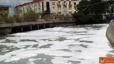 Citizen6, Jakarta: Sungai berbusa yang bersebelahan dengan Danau Sunter, Jakarta Utara.(Pengirim: Sunyoto)