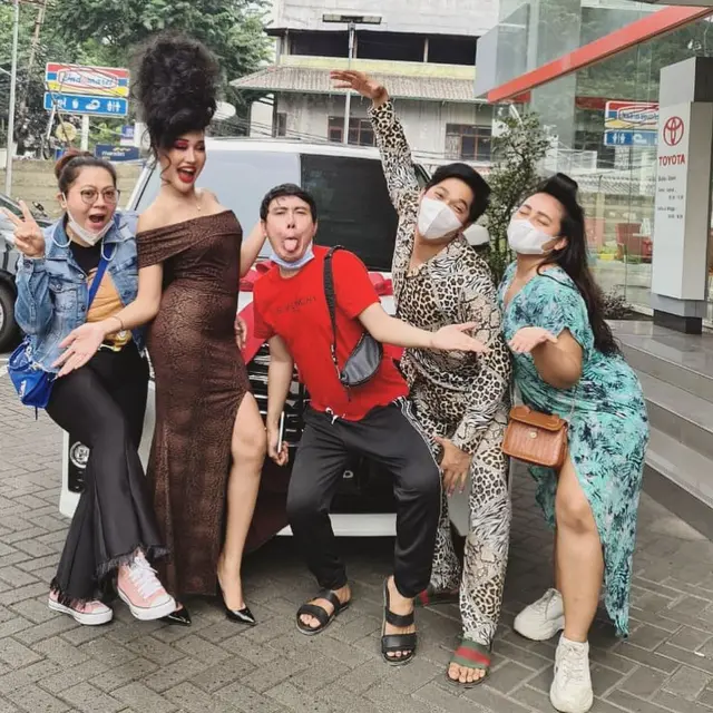 6 Potret Rambut Baru Lucinta Luna saat Pamer Mobil Mewah Ini Bikin Gagal Fokus