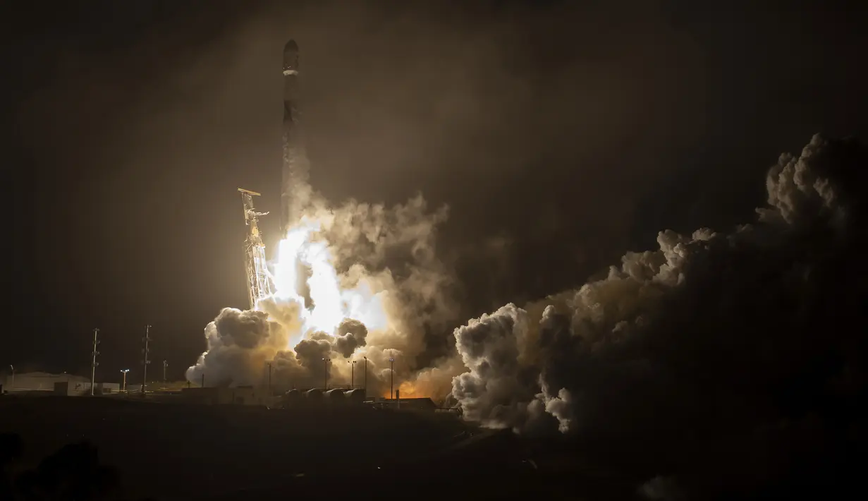Roket SpaceX Falcon 9 dengan pesawat ruang angkasa Double Asteroid Redirection Test (DART) diluncurkan dari Space Launch Complex 4E, Vandenberg Space Force Base, California, AS, 23 November 2021. NASA meluncurkan pesawat ruang angkasa DART untuk menabrak asteroid. (Bill Ingalls/NASA via AP)