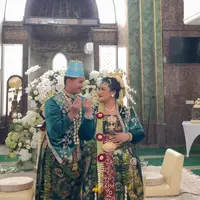 Potret Pernikahan Putri Habibie dari Prosesi hingga Resepsi Dibalut Wastra. [@mooeishop]