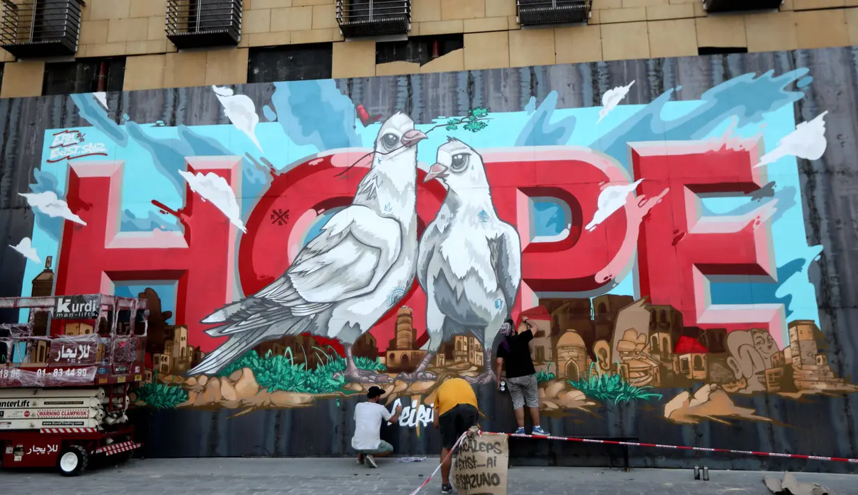 Para seniman mengerjakan mural yang menggambarkan Kota Beirut dengan kata "HOPE" (harapan) di Beirut, Lebanon, 4 September 2020. Pemuka agama Islam dan Kristen beserta warga mengadakan doa bersama dekat silo-silo gandum yang hancur di Pelabuhan Beirut. (Xinhua/Bilal Jawich)