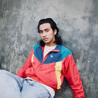 Abidzar Al Ghifari pemeran yang sedang menjadi perbincangan belum lama ini. Ya, Abidzar merupakan anak kedua Umi Pipik dan mendiang Ustaz Jefri Al Buchori.  Tidak hanya memiliki paras tampan, tapi juga bisa menirukan suara ayahnya saat  berdakwah. [Instagram/abidzar73]