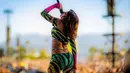 Anitta mengguncang panggung Coachella 2022 dengan outfit yang colorful. Crop top dengan desain off-shoulder lengan panjang, serasi dengan legging panjang bermotif loreng macan berwarna-warni. Foto: Instagram.