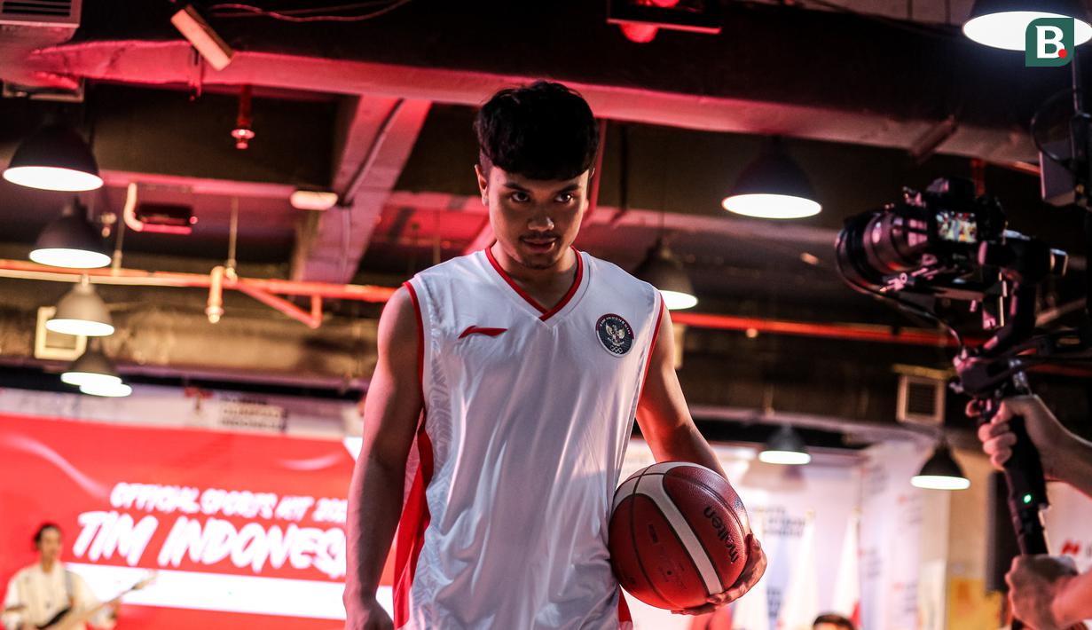 Pebasket Indonesia, Yuda Saputera mengenakan jersey terbaru Tim Indonesia untuk Asian Games 2022 Hangzhou di Kantor NOC Indonesia Lantai 16, Gedung FX Senayan, Jakarta, Sabtu (09/09/2023). Warna putih dipilih juga sebagai salah satu komponen bendera Indonesia. warna tersebut diartikan sebagai semangat persatuan dan kemajemukan. (Bola.com/Bagaskara Lazuardi)