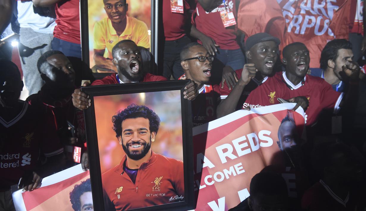 Fans Liverpool memegang poster Mohammed Salah saat menghadiri CAF Awards di Accra International Press Conference, Accra, (4/1/2018). Salah mengalahkan Sadio Mane dan Pierre-Emerick Aubameyang. (AFP/Pius Utomi Ekpei)