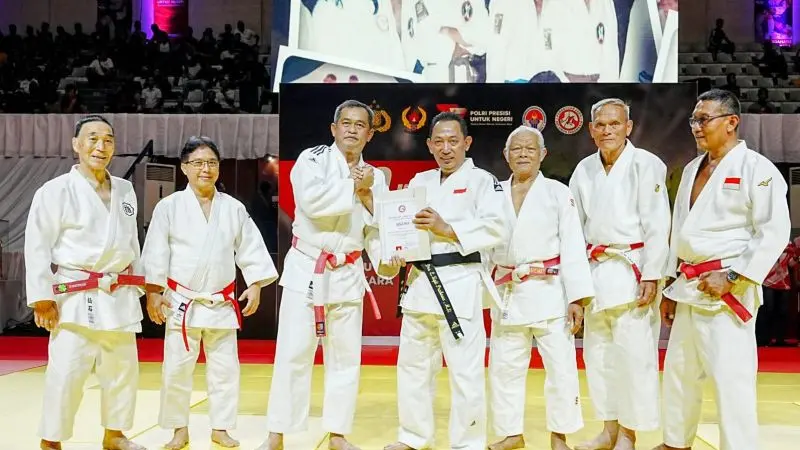 Kapolri Jenderal Polisi Listyo Sigit Prabowo menerima sertifikat sabuk hitam Judo dari Ketua Umum Pengurus Besar Persatuan Judo Seluruh Indonesia (PB PJSI) Letjen TNI Maruli Simanjuntak.