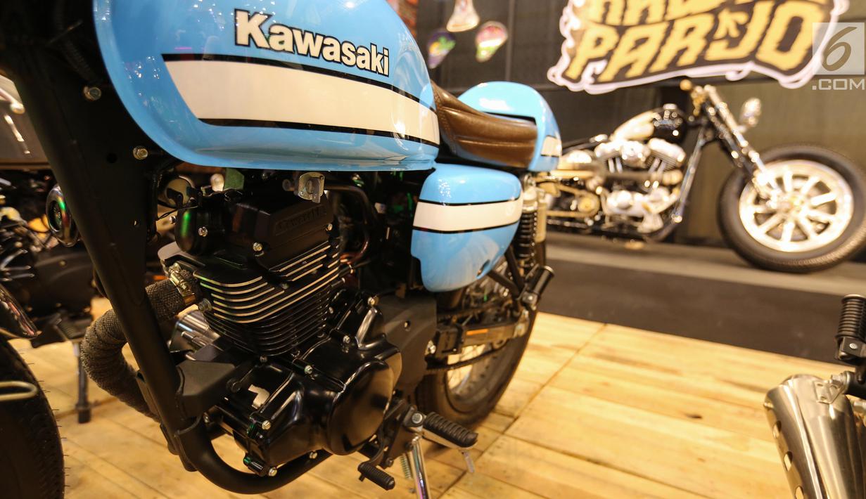 Motor modifikasi bermesin Kawazaki W175 dipajang dalam pameran GAIKINDO Indonesia International Auto Show (GIIAS) 2019 di ICE BSD, Tangerang, Jumat (19/7/2019). Motor Kawazaki dengan model retro tersebut dibandrol dengan harga Rp 25-30 juta. (Liputan6.com/Fery Pradolo)