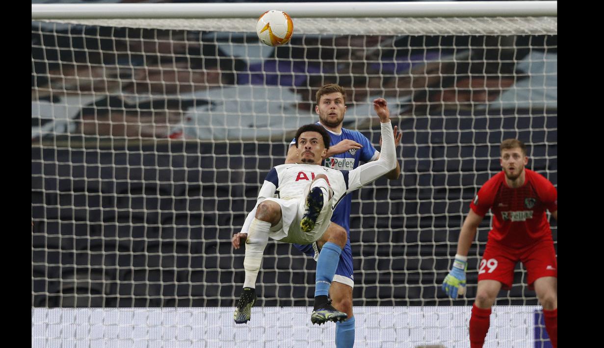 Gelandang Tottenham Hotspur, Dele Alli mencetak gol spektakuler dalam pertandingan sepak bola leg kedua Liga Europa melawan Wolfsberg, Rabu (24/2/2021). (Foto: AFP/Adrian Dennis)