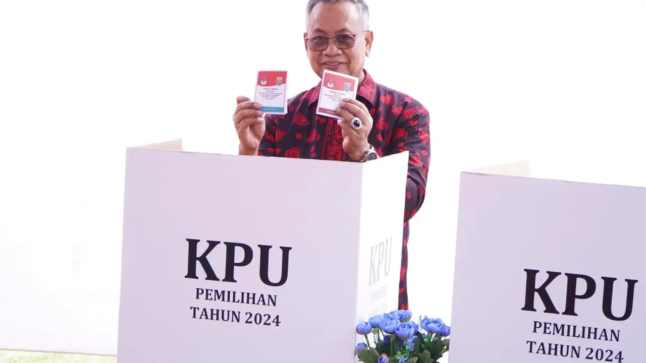 Calon Wakil Gubernur Lampung nomor urut 01, Sutono,  saat mencoblos surat suara di TPS 006 Raja Basa, Bandar Lampung. Foto: (Liputan6.com/Ardi).