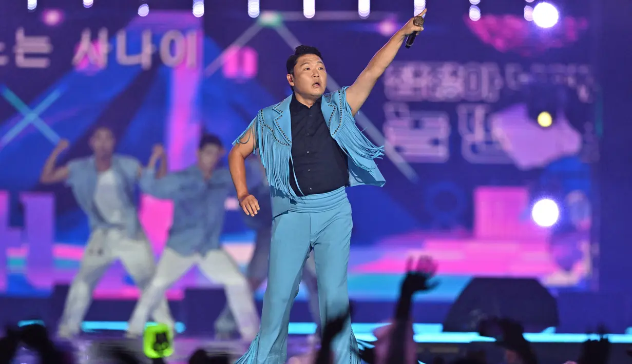 Penyanyi Korea Selatan Psy tampil pada konser Seoul Festa 2022 di Kompleks Olahraga Jamsil, Seoul, Korea Selatan, 10 Agustus 2022. Seoul Festa merupakan sebuah festival yang mencakup semua pesona Seoul, mulai dari balapan mobil listrik di tengah pusat Kota Seoul hingga pertunjukan konsep K-Pop. (Jung Yeon-je/AFP)