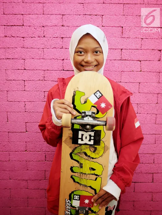 Skateboarder Indonesia Nyimas Bunga berpose dengan papan skatenya saat berkunjung ke kantor KLY, Jakarta, Jumat (7/9). Gadis 12 tahun ini merupakan peraih medali perunggu di ajang Asian Games 2018. (Liputan6.com/Faizal Fanani)