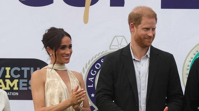 Meghan Markle dengan Pangeran Harry berpose setelah pertandingan polo amal di Ikoyi Polo Club di Lagos pada 12 Mei 2024 saat mereka mengunjungi Nigeria sebagai bagian dari perayaan ulang tahun Invictus Games. (Dok: Kola Sulaimon / AFP)