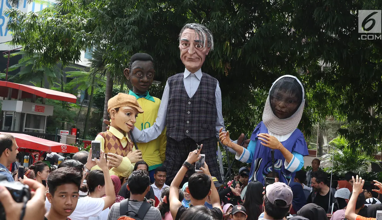 Empat boneka asal Prancis dari Kelompok teater Les Grandes Personnes hibur warga saat CFD di Jakarta, Minggu (9/7). Acara tersebut dilakukan untuk penggalangan dana guna membantu pengembangan pendidikan di Indonesia. (Liputan6.com/Immanuel Antonius)