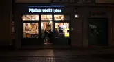 Orang-orang beristirahat di bar vodka dan bir di Kota Tua Krakow, Polandia pada awal 14 Juni 2024. (Sergei GAPON / AFP)