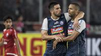 Pemain Arema FC, Ahmet Atayev, memberikan semangat kepada Thiago Furtuoso, saat melawan Persija Jakarta pada laga Liga 1 di SUGBK, Jakarta, Sabtu (31/3/2018). Persija menang 3-1 atas Arema FC. (Bola.com/Vitalis Yogi Trisna)
