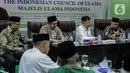 Ketua Dewan Masjid Indonesia Jusuf Kalla dan Wakil Ketum MUI Muhyiddin Junaidi saat rapat untuk mengeluarkan fatwa di Jakarta, Selasa (17/3/2020). Salah satu isi fatwa mengatur ketentuan yang harus dilakukan terhadap jenazah pasien pengidap virus corona atau Covid-19. (Liputan6.com/Faizal Fanani)