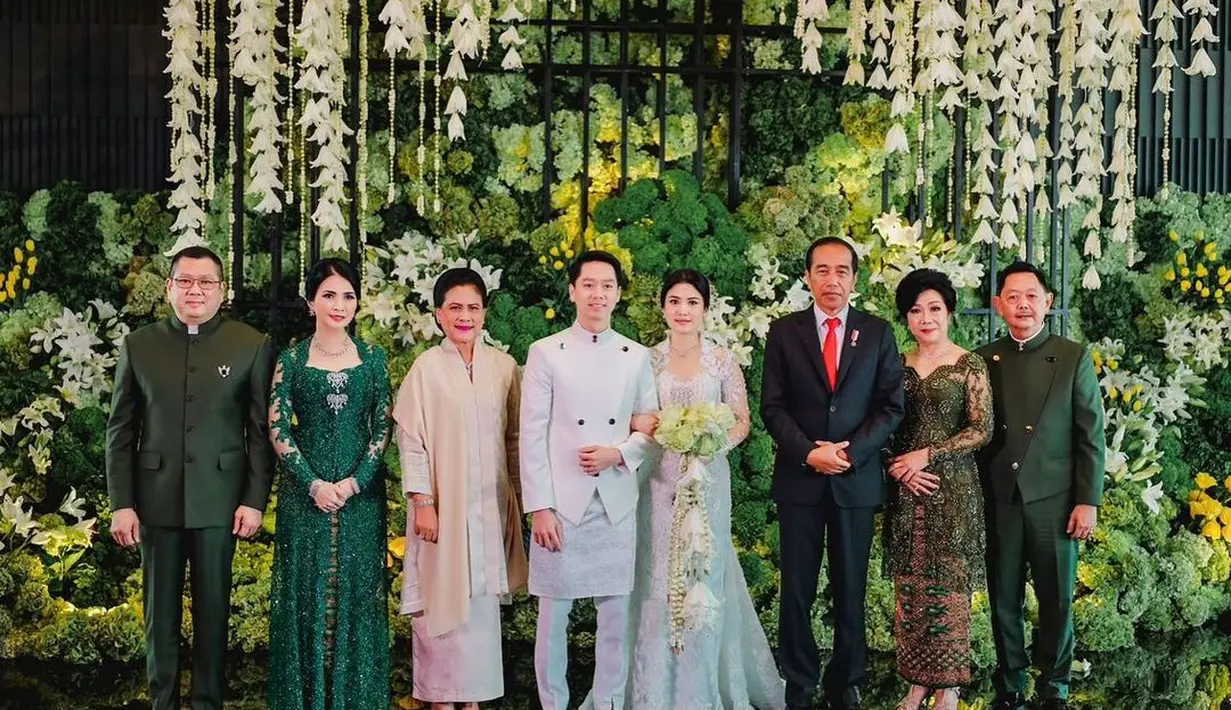 Presiden Jokowi tiba di tempat acara menggandeng Ibu Iriana Jokowi. Keduanya tampil serasi. Foto: Instagram.