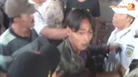 [VIDEO] Dilarang Masuk Kereta, Pedagang Bentrok dengan Polisi