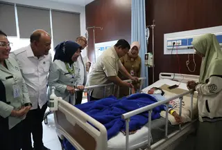 Prabowo Jenguk Siswa dan Guru Korban Tabrakan Mobil Pengantar MBG di RS Koja