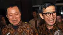 Menkum HAM Yosanna Laoly (kanan) dan Mantan Menkum HAM Amir Syamsuddin (kiri) menjawab pertanyaan wartawan usai serah terima jabatan di Kantor Kemenkum HAM, Jakarta, Senin (27/10/2014). (Liputan6.com/Miftahul Hayat)