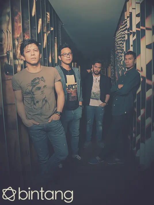 “Dalam waktu dekat ini ada dua single kolaborasi dengan Iwan Fals yang akan dirilis. Semua materi juga sudah dipersiapkan, tinggal tanggal launchingnya. NOAH akan ada rencana album baru tahun depan, fresh album.” jelas Ariel. (Galih W. Satria/Bintang.com)