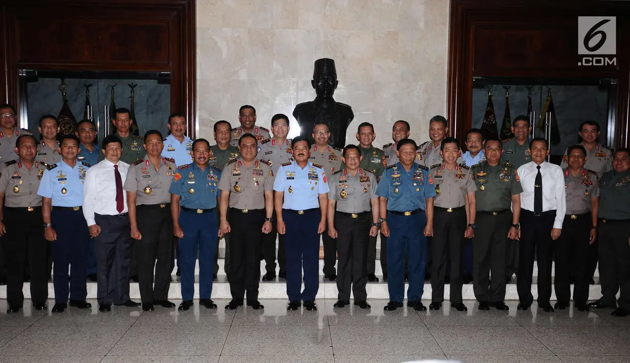 Panglima TNI, Hadi Tjahjanto (tengah) dan Kapolri Tito Karnavian berfoto bersama jajaran saat pertemuan di Mabes TNI, Jakarta, Senin (11/12). Pertemuan bertujuan meningkatkan soliditas TNI-Polri dalam menjaga keamanan. (Liputan6.com/Helmi Fithriansyah)