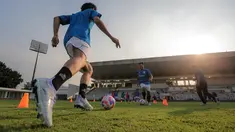 Sejumlah peserta mengikuti sesi speed drill & skill challange menggunakan sepatu terbaru Specs, dengan nama Alphaform Elite pada acara Alphaform Experience yang berlangsung di Stadion Madya, Senayan, Jakarta, Jumat (12/07/2024). (Bola.com/Bagaskara Lazuardi)