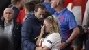 Pemain Inggris Harry Kane memeluk istrinya Katie Goodland atau Kate pada akhir pertandingan final Euro 2020 antara Inggris dan Italia di Stadion Wembley, London, Inggris, Minggu (11/7/2021). Italia mengalahkan Inggris 3-2 dalam adu penalti. (Carl Recine/Pool Photo via AP)