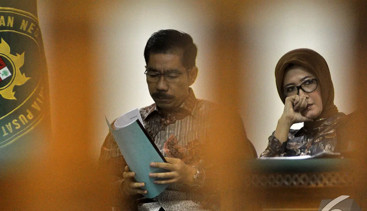 Romi Herton dan Istrinya Masyitoh saat menjalani sidang lanjutan di Pengadilan Tipikor, Jakarta, Kamis (4/12/2014). (Liputan6.com/Miftahul Hayat)