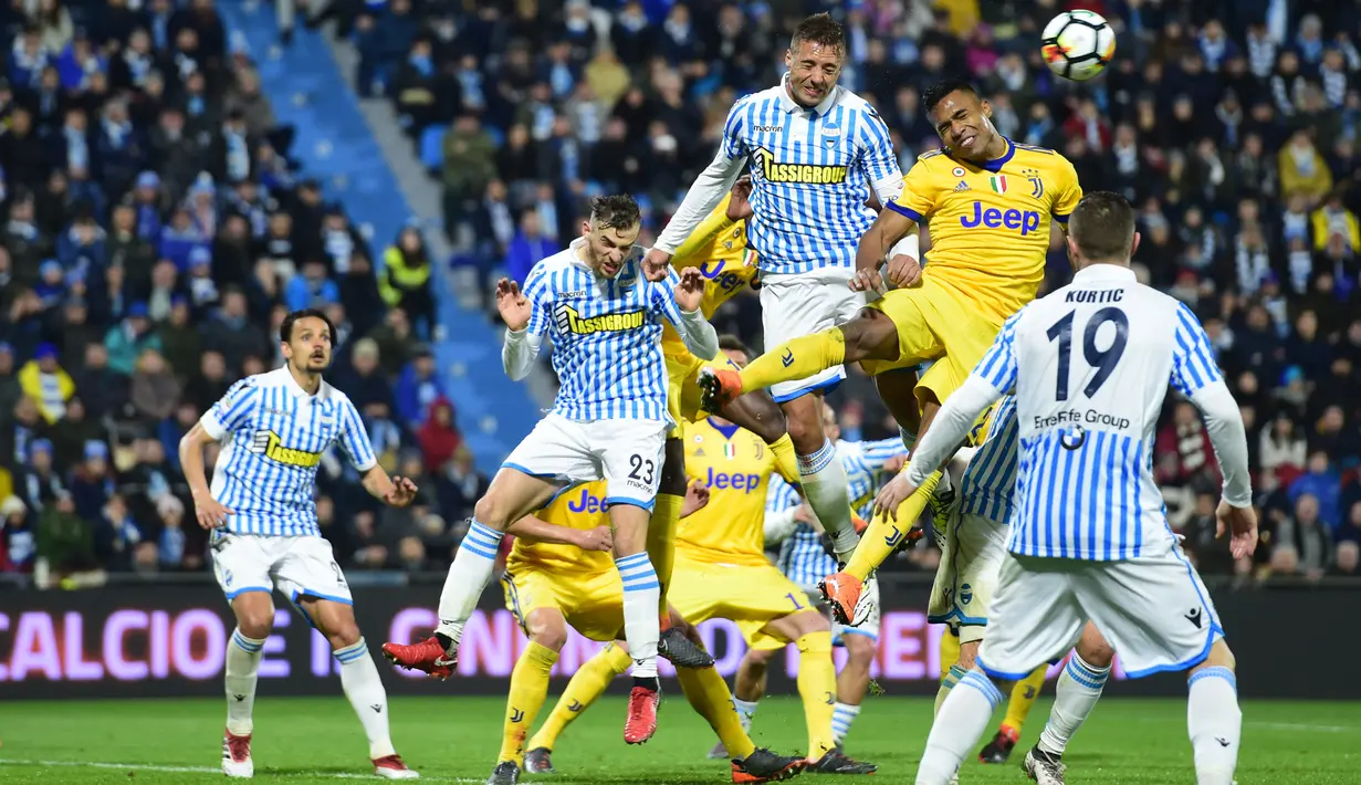 Gelandang Juventus, Douglas Costa duel udara dengan striker SPAL, Alberto Paloschi pada laga Serie A Italia di Stadion Paolo Mazza, Ferrara, Sabtu (17/3/2018). SPAL bermain imbang 0-0 dengan Juventus. (AFP/Miguel Medina)