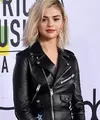 Nama Selena Gomez nampaknya akhir-akhir ini tak akan sirna dari publik. Selain soal hubungannya yang baru terjalin lagi dengan Justin Bieber baru-baru ini, ada juga hal yang berbeda dari Selena. (AFP/Neilson Barnard)
